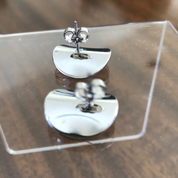 Vintage Avon curved disc pierced earrings silver tone - Picture 6 of 16